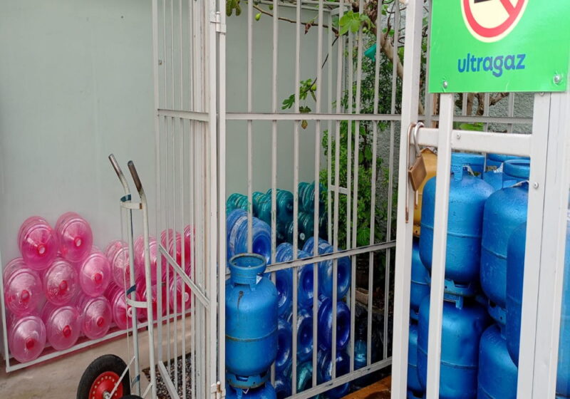 REF. 3897 - Distribuidora de gás e água